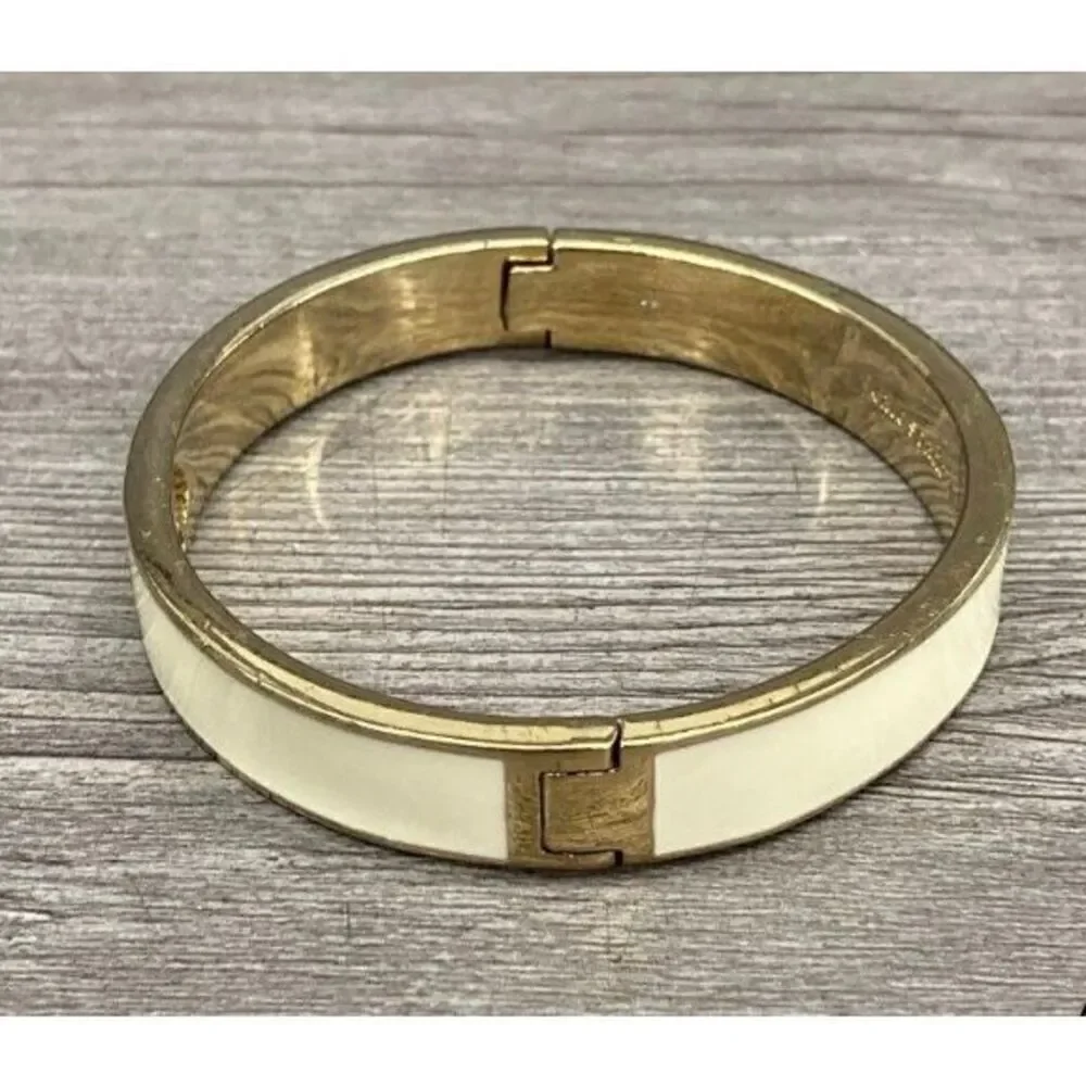EUC Kate Spade‎ Cream Enamel Spade Punch Hinged Bangle Bracelet Gold-Tone size 7 - Picture 2 of 6